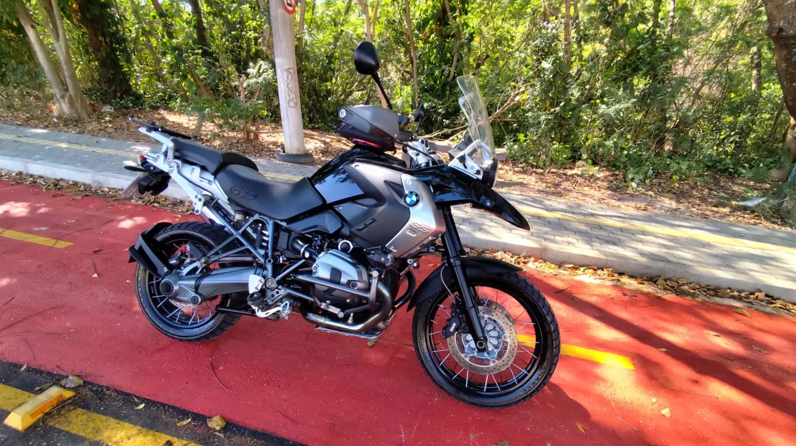 R1200 GS TRIPLE BLACK - Imagem 2