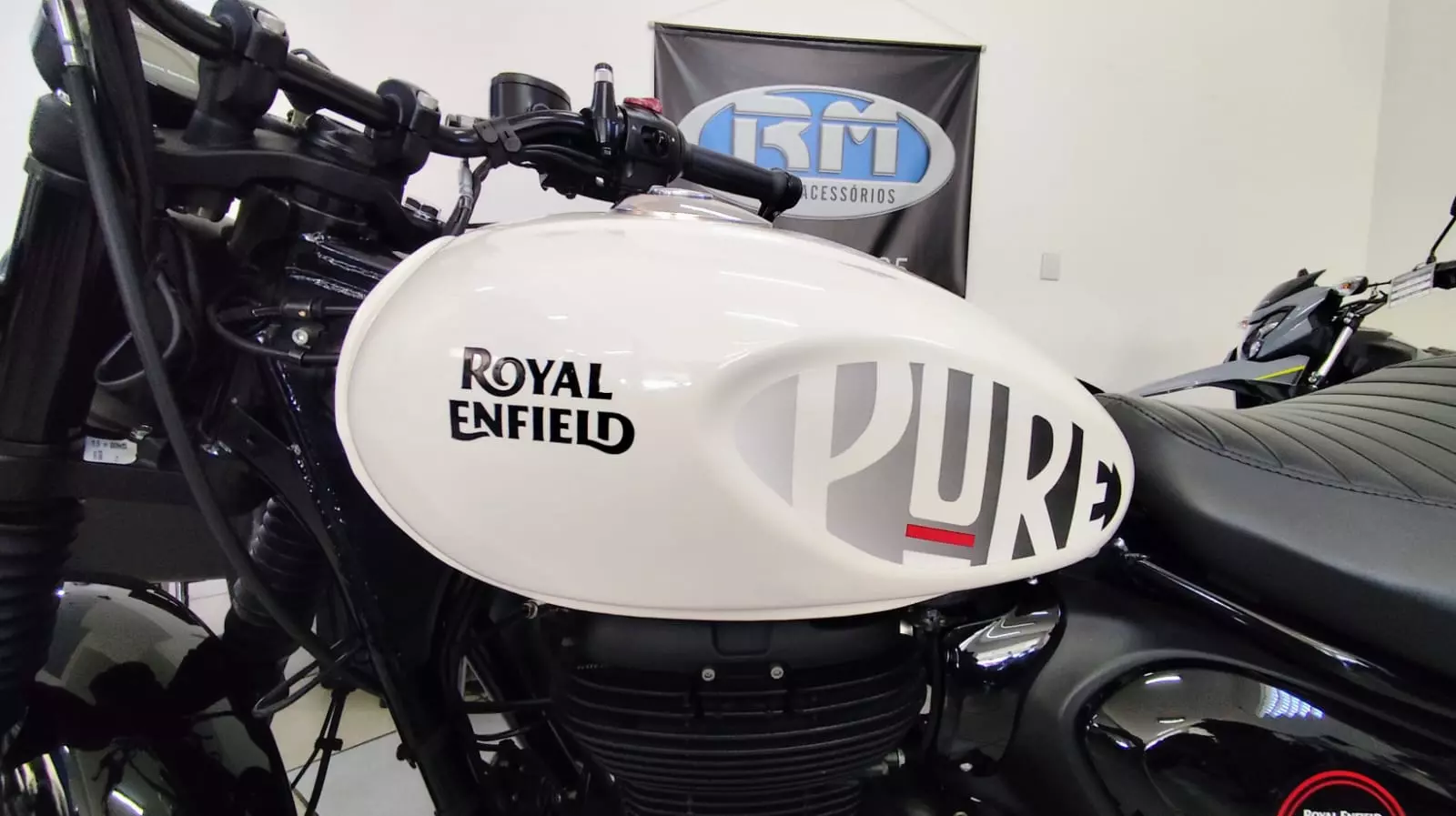 RE HUNTER 350 DAPPER WHITE - Imagem 5